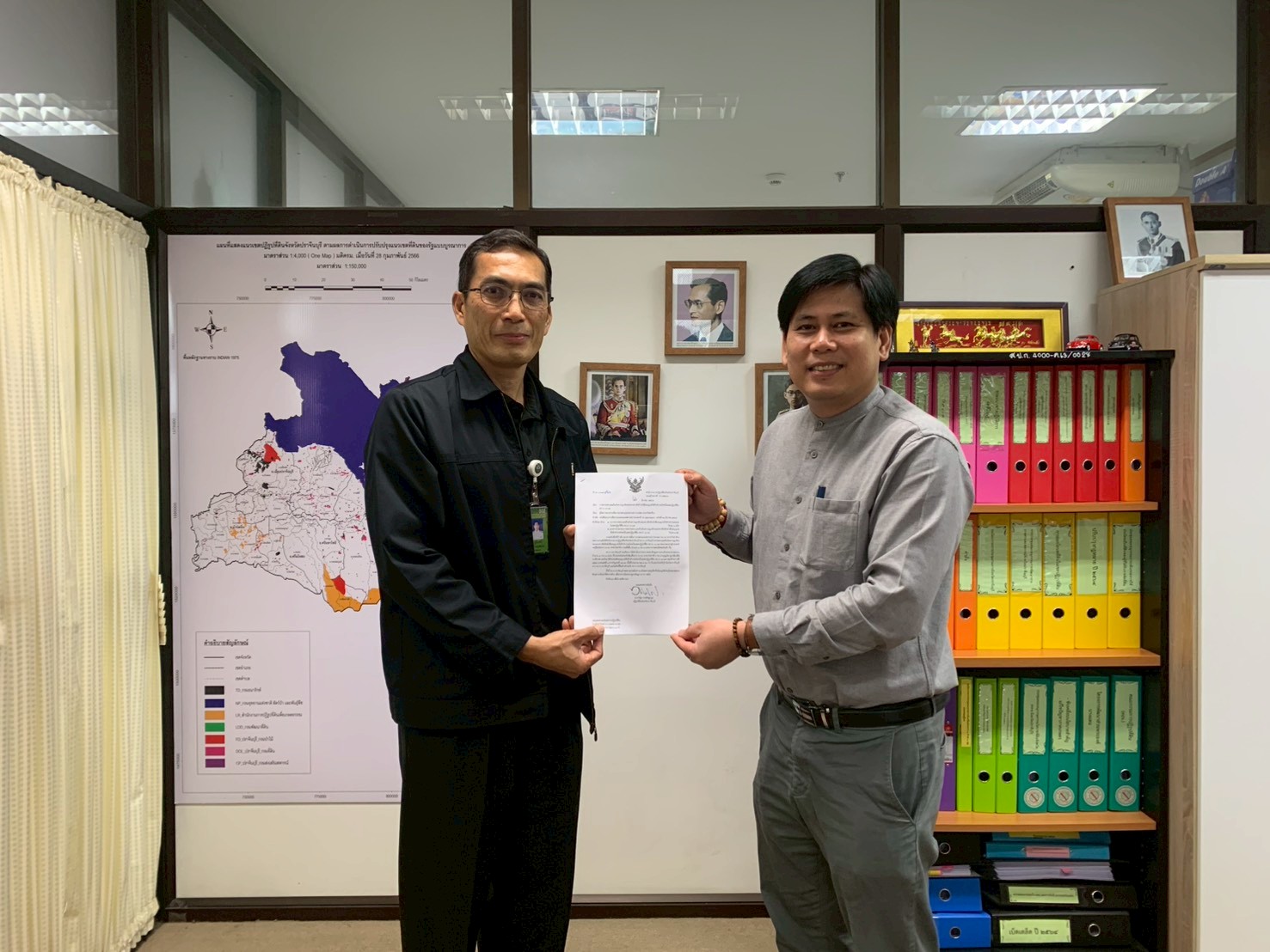 title - วันที่ 26 มีนาคม 2569 นายวิทูล ประดิษฐบุญ ปฏิรูปที่ดินจังหวัดปราจีนบุรี  พร้อมด้วย นายภูมินทร์ โพธิ์ชูชัชวาล ผู้จัดการธนาคารเพื่อการเกษตรและสหกรณ์การเกษตร(ธ.ก.ส.) สาขาวังท่าช้าง  ได้มาตรวจเยี่ยมช่วยอำนวยความสะดวกแก่เกษตรกรที่เข้ามาใช้บริการ ณ สำนักงานการปฏิรูปที่ดินจังหวัดปราจีนบุรี ชั้น 3 ศาลากลางจังหวัดปราจีนบุรี